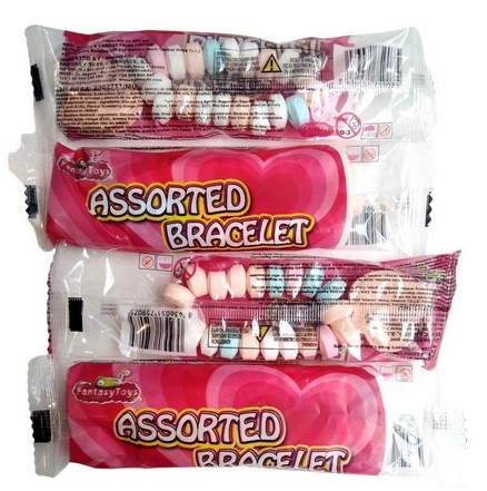 Un bracelet en bonbon dextrose aux goûts de fruits (fraise, orange, ananas, raisin)